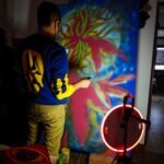 Artista pintando una obra en vivo durante ExpoGreen 2021 en Río Gallegos