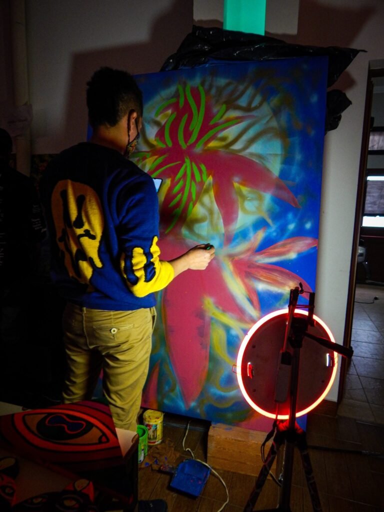 Artista pintando una obra en vivo durante ExpoGreen 2021 en Río Gallegos