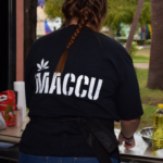 Integrante de MACCU preparando una actividad de la organización
