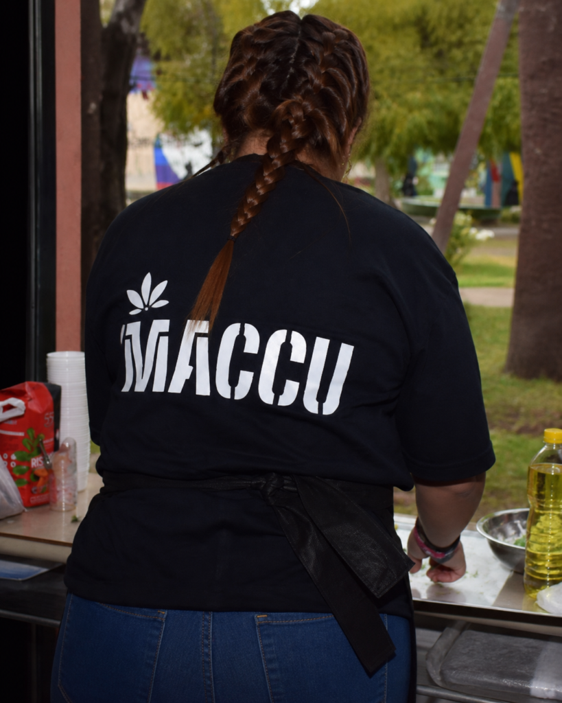 Integrante de MACCU preparando una actividad de la organización