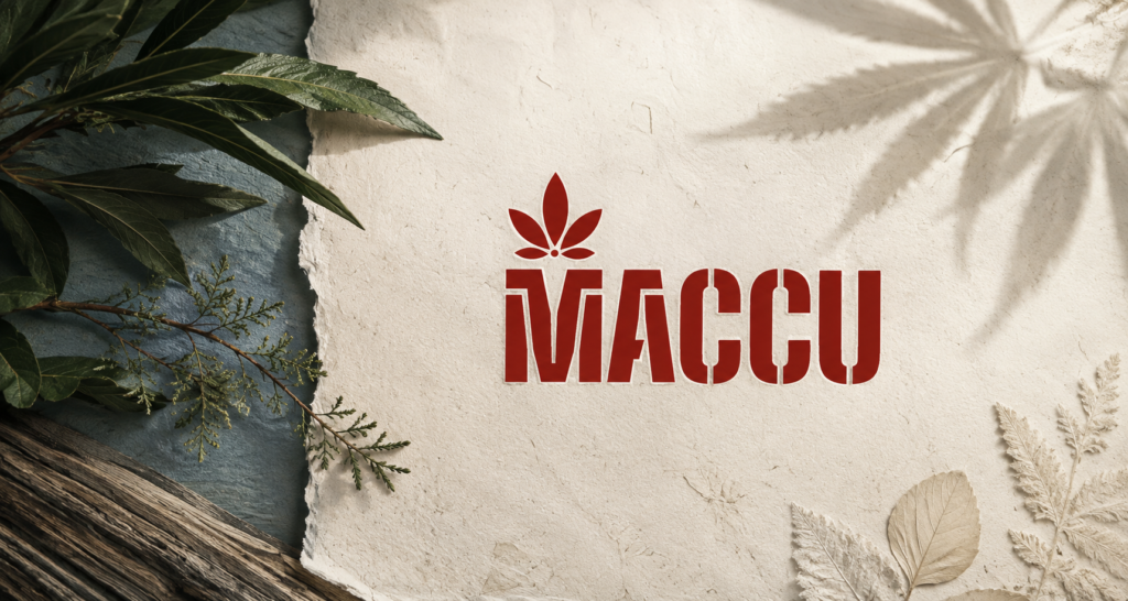 Logo de MACCU sobre una composición de hojas y texturas naturales